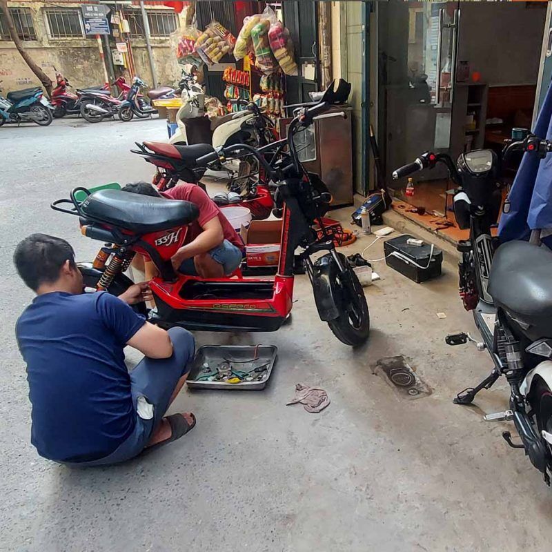 Thợ sửa xe không ngại nguy hiểm  Báo Đồng Nai điện tử
